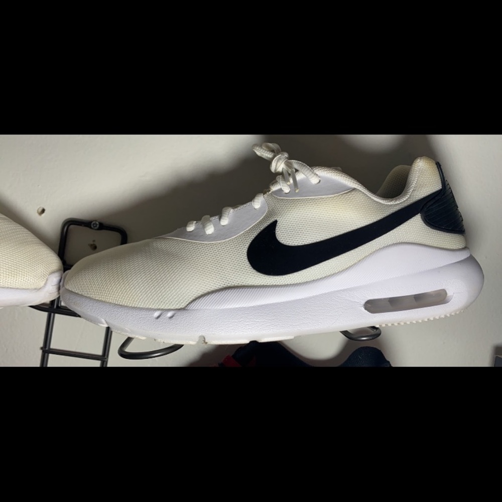 Air max size 11 in men’s. No stains nice pair of shoes.